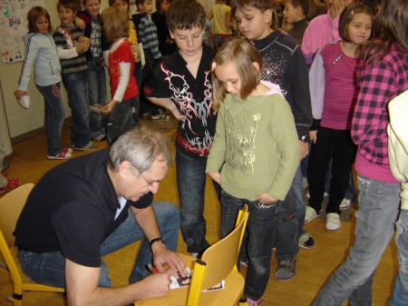 Miloš Kratochvíl se podepisuje dětem v Prachaticích